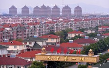 Bí ẩn ngôi làng nghèo khó bỗng chốc "phất lên" nhờ 1 quyết định táo bạo, xây được khách sạn chọc trời cao 328m, đúc tượng bò bằng vàng nặng 1 tấn