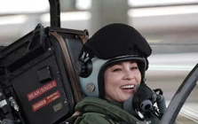 Khoảnh khắc Nhà vua Thái Lan dõi theo Hoàng hậu lái tiêm kích Gripen