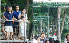 Nườm nượp khách đến Hồ Hoàn Kiếm trải nghiệm cầu dải lụa, khung gương ngày đầu mở cửa