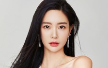 Cô gái mặc váy đỏ gây chú ý trên phố đi bộ Hà Nội: Lấy chồng doanh nhân, 6 năm sau ly hôn không tiết lộ lý do
