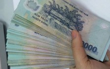 Lực lượng An ninh xác minh chiếc ví đen chứa 19.000.000 đồng cùng thẻ ngân hàng, giấy tờ tại sảnh ga đến quốc nội sân bay Phú Bài