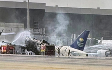 Hôm qua, một chiếc Airbus A320 cháy rụi sau vụ tấn công bằng tên lửa