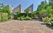 Lưu ý quan trọng khi chọn đá lát sân vườn biệt thự bền, đẹp