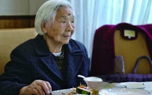 Cụ bà 101 tuổi thường xuyên thức đến 2h sáng xem tivi, thích ăn vặt: Con gái tiết lộ bí quyết trường thọ “lợi hại”