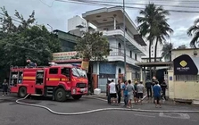 Cháy lớn thiêu rụi toàn bộ kho hàng một công ty ở Nha Trang