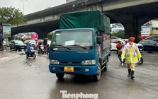 Cửa ngõ Hà Nội đông nghẹt, CSGT chặn xe tải vào nội đô giờ cấm