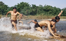 Cảnh tượng hơn 100 mỹ nam đóng khố, nhuộm răng đen và xăm mình đang gây bão: Visual đỉnh cao, body vô cùng ‘mã chiến’