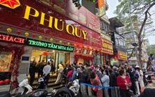 Sáng nay, nhà đầu tư ồ ạt mang ghế gấp, áo ấm xếp hàng từ sớm mua một sản phẩm bạc đặc biệt