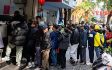 Xếp hàng cả trăm mét mua nem chua ở Hà Nội: Người phải chờ 50 khách, kẻ được "chen hàng" nhờ tấm thẻ đặc biệt