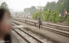 Phản ứng bất ngờ của người đàn ông khi lái tàu phanh khẩn cấp, cứu mạng mình trong tích tắc