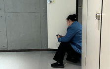 Nữ lao công 48 tuổi ngủ lại công ty suốt 1 tháng, sếp phát hiện, liền đưa 1 mảnh giấy khiến chị bật khóc