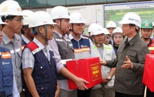 Phó Thủ tướng Trần Hồng Hà động viên, chúc Tết người lao động trên công trường sân bay Long Thành