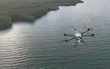 NÓNG: Chính thức khai trương tuyến giao hàng vượt biển bằng UAV đầu tiên, 2kg hàng bay 12km mất 15 phút