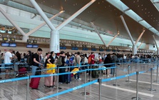 Sân bay Tân Sơn Nhất tấp nập ngày 25 Tết, check-in thuận tiện