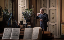 Từ khu nhà nghèo đến tỷ phú: Cựu CEO Starbucks đổi đời nhờ giáo dục thế nào?