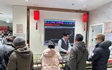 Không riêng Việt Nam, nhà đầu tư ở quốc gia này cũng ồ ạt mang áo ấm xếp hàng từ sáng sớm để mua vàng mua bạc