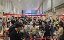 VIDEO: Ngày 12-2, khách ùn ùn tới sân bay Tân Sơn Nhất để về quê dịp Tết