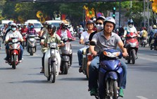 Cảnh sát giao thông địa phương cảnh báo nóng với người đi xe máy