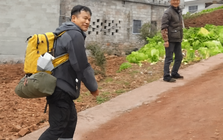 Chàng trai 9x đi bộ 1.400 km về quê đón Tết: 'Chân không còn là của mình' và cái kết làm cha già nức nở