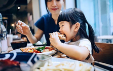 Trẻ sau này có thành đạt hay không, nhìn cách ăn uống cũng có thể đoán ra: Tuyệt đối đừng xem nhẹ!