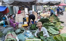 Ngỡ ngàng với chợ lá dong 'mỗi năm mở một lần' ở TPHCM