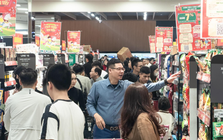 Người dân ùn ùn mua sắm Tết, siêu thị ở Hà Nội 'không lối thoát'