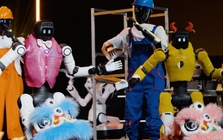 Người dân Trung Quốc thuê "đội quân sắt" để mua vui trong dịp Tết: Là mốt nhất thời hay xu thế dài hạn?