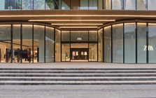 Cảnh tượng khác lạ tại cửa hàng rộng 1.800 m2 của Zara trong Hanoi Centre