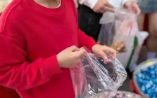 Cảnh tượng tình cờ bắt gặp tại 1 quầy bánh kẹo Tết khiến tôi ngán ngẩm: Vẫn có nhiều cha mẹ tưởng khôn lỏi là thông minh!