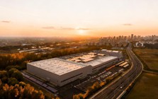 Vì sao một hãng xe lại xây trung tâm an toàn khổng lồ và tự phóng vệ tinh?