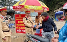 Nhiều người dân đón nhận điều bất ngờ khi gặp CSGT trên đường