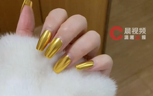 Mẫu nail chơi Tết gây chấn động: Cô gái làm bộ móng bằng vàng giá 100 triệu khiến dân mạng đòi đến quét vụn móng tay