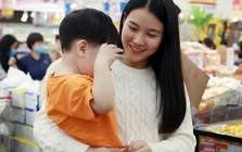 Nghe lén cuộc trò chuyện của 2 mẹ con nọ trong siêu thị ngày giáp Tết, tôi phải thốt lên: Sao mà dạy con hay đến thế!