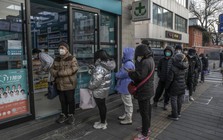 Người dân Trung Quốc bất ngờ xếp hàng tại các hiệu thuốc, chủ tiệm kêu "cháy hàng" không có mà bán: Chuyện gì đang xảy ra?