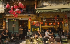 Hà Nội chiều 29 Tết nhẹ tênh, dân tình tranh thủ đi cà phê trong khung cảnh hiếm thấy