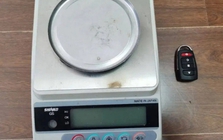 Khách mang 28,29g vàng đi bán, thấy chủ tiệm vàng cân lại chỉ được 22,44g liền báo cảnh sát, vạch trần hành vi trục lợi 127 triệu đồng