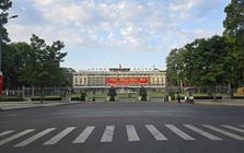 Cảnh vắng lặng hiếm thấy của đường phố Hà Nội, TP.HCM sáng mùng 1 Tết