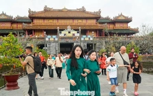 Du khách ùn ùn ‘xông đất’ Đại nội Huế