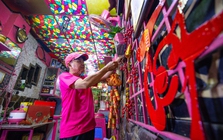 Người đàn ông một mình đón giao thừa trong căn nhà toàn màu hồng ở TP.HCM: "Ngồi pha ly cà phê nhìn người ta đi lại, vậy là Tết rồi”