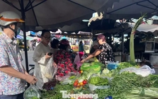 Rau xanh chợ lẻ nhích giá Mùng 2 Tết