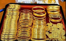 3 năm “đổi lì xì lấy vàng”, 2 bé gái tích lũy được 20 chỉ vàng, giá trị “kho báu nhỏ” tăng gấp đôi khi vàng lập đỉnh