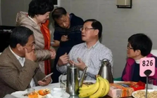 Rủ nhau đi thăm thầy cô sau 20 năm ra trường: “Tôi sững người khi không ai nhận ra mình, càng nghe càng thấy lòng đắng chát”