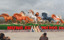 Cận cảnh 8 linh vật ngựa "bắt mắt" được trưng bày ở Lao Bảo