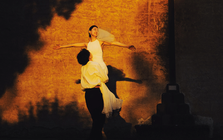 Từ tiếng Việt chỉ có một âm tiết nhưng diễn tả ranh giới mong manh giữa “có được” và “mất đi”, tiếng Anh không có từ tương đương