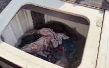 Một thành phố rơi vào khủng hoảng nước sạch chưa từng có: Nước vàng đục kèm mùi hôi nồng, hàng triệu người dân phải giặt quần áo trong cảnh tượng khó tin