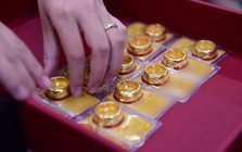 Người phụ nữ SN 1978 bỏ 2,5 tỷ đồng mua 2kg vàng, 12 năm sau đến ngày lập đỉnh đem đi bán thì được báo: “Chị không nên làm vậy”