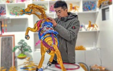 Người đàn ông dùng 2.600m sợi nhôm 'dệt' ngựa thần may mắn đón Tết Bính Ngọ