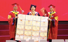 Nam sinh thủ khoa mang 'bộ sưu tập' 22 giấy khen lên nhận bằng tốt nghiệp