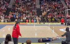 Đang viral màn xin lỗi độc lạ của VĐV Nhật Bản sau sự cố ném bóng trúng cô bé ngoài đường biên