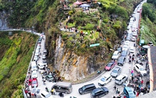 Du khách đổ lên Tuyên Quang, xe nối dài nhích từng mét chiều mùng 4 Tết